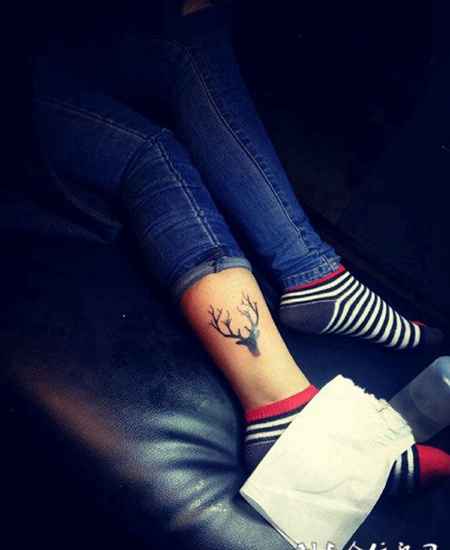 女子腿部个性麋鹿纹身图案