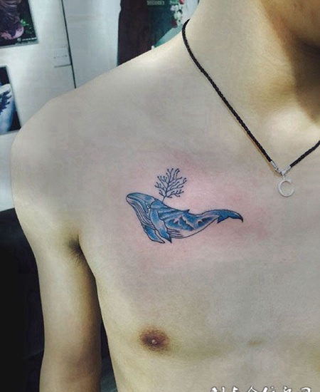 北冥有鱼，胸部鲸鱼纹身图案