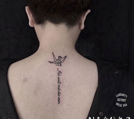 寄语爱情，后背千纸鹤英文纹身