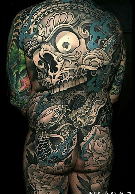 骷髅衔蛇，满背霸气嘎巴拉骷髅与蛇纹身图案