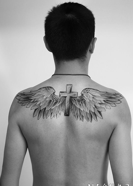飞翔的信仰，后背翅膀与十字架纹身图案