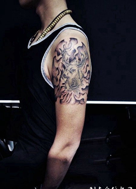 冥火中烧，手臂麋鹿纹身图案