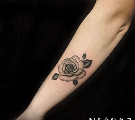 手臂简约黑灰玫瑰花纹身图案