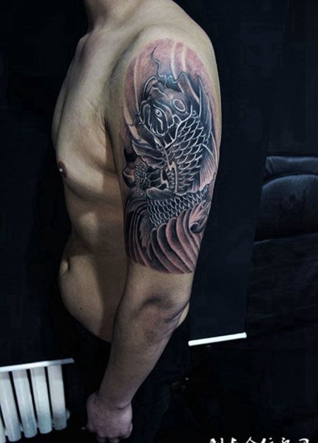 男子手臂黑灰锦鲤纹身图案