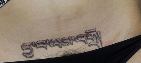 美女腹部藏文纹身图案