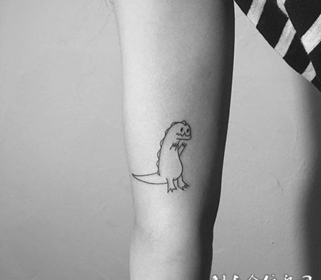 手臂个性萌恐龙纹身图案