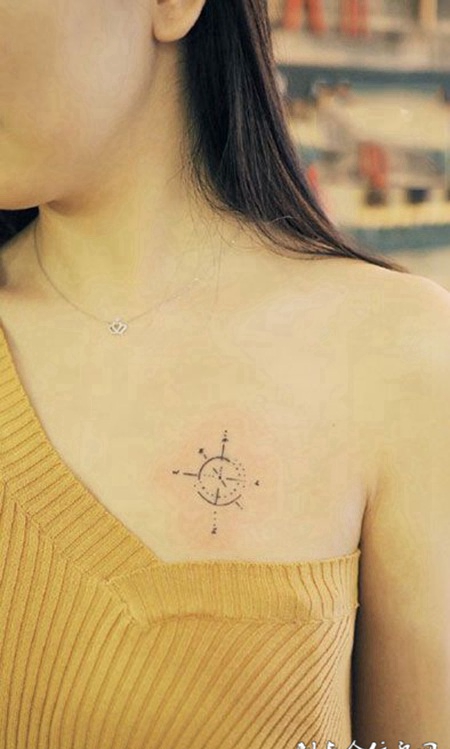 女子胸部简约指南针纹身图案