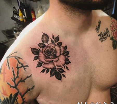 奇花争艳，男子胸部玫瑰花纹身图案