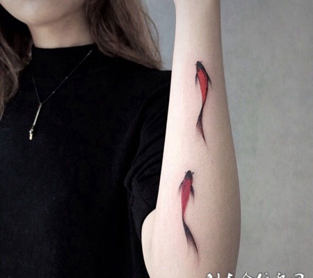 追逐的爱情，手臂双鱼纹身图案