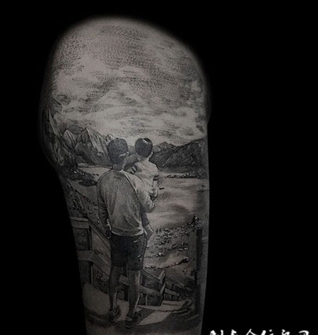 记忆的画面，手臂黑灰写实风格纹身图案