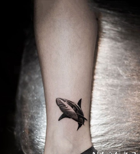 海中霸主，腿部鲨鱼纹身图案