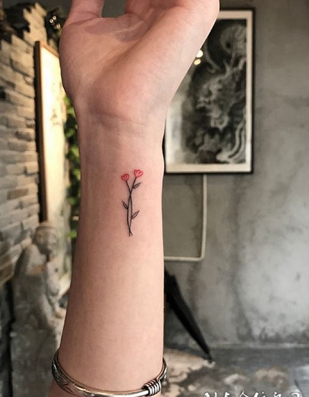 简约即是美，手腕简洁小花纹身图案