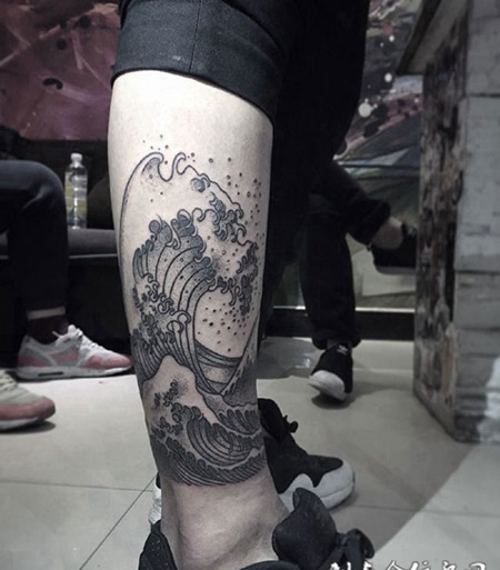 大浪滔天，小腿浪花纹身图案