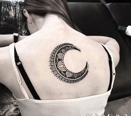 月下之美，后背月亮图腾纹身图案