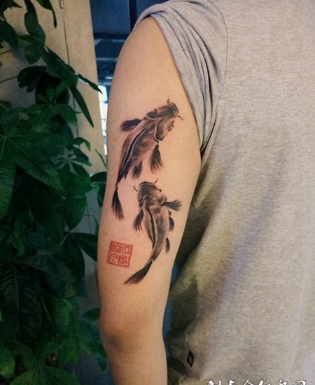 相依相随，手臂水墨双鱼纹身图案