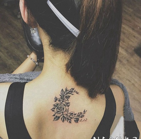 人如花木，后背个性鲜花纹身