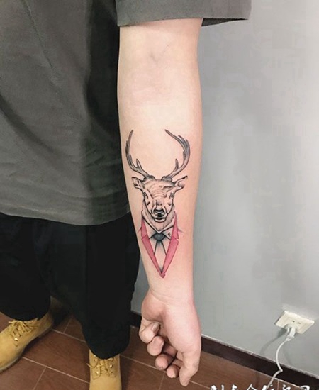 麋鹿先生，手臂鹿纹身图案