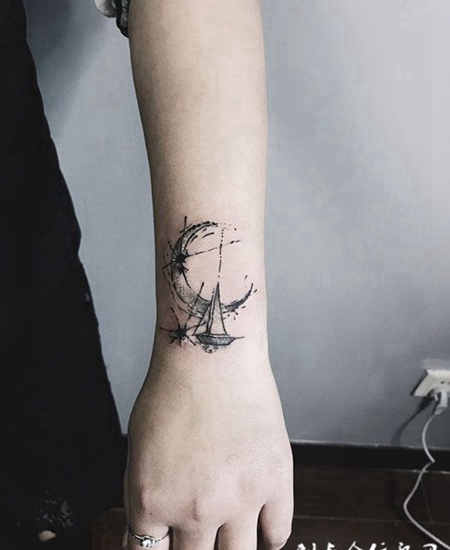 月亮小船，手臂个性纹身图案