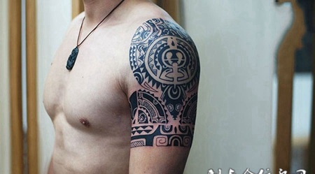 坚定的信仰，大臂波利尼西亚图腾纹身