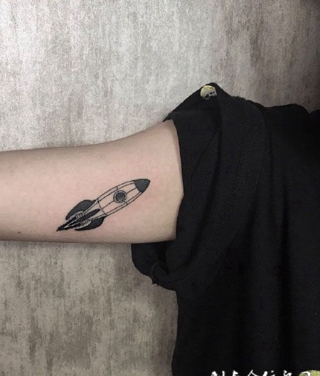 一飞冲天，手臂火箭纹身图案