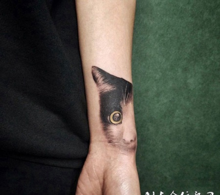 喵星人的注视，手腕可爱的猫咪纹身