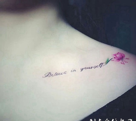 浪漫花语，锁骨处小清新鲜花与英文纹身