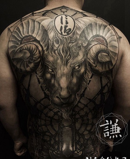 诡异空间，满背黑灰写实羊首纹身
