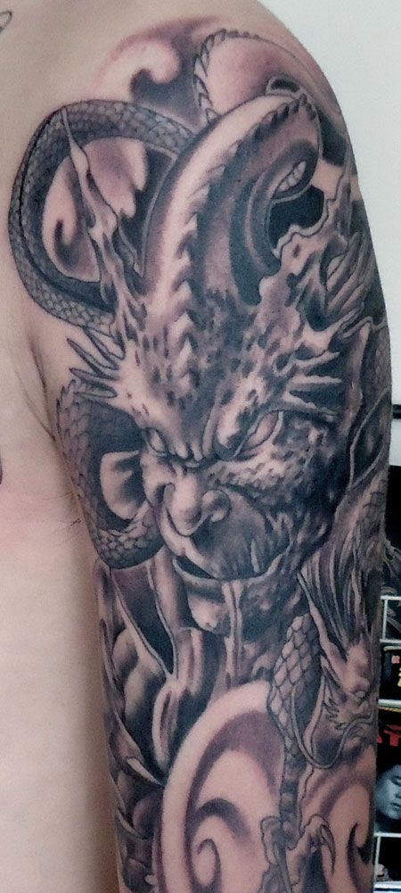 手臂上的黑灰恶魔纹身图片