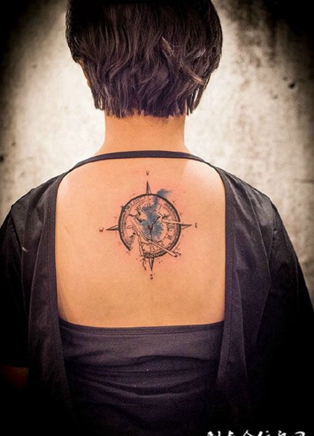 女子后背指南针纹身图案
