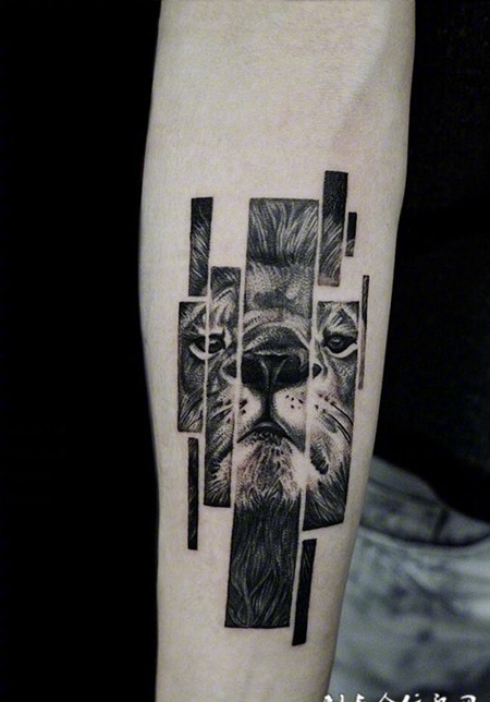 雄狮的骄傲，手臂狮子纹身图案