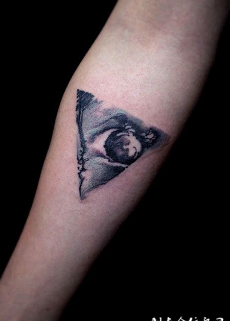 手臂个性三角形纹身图案