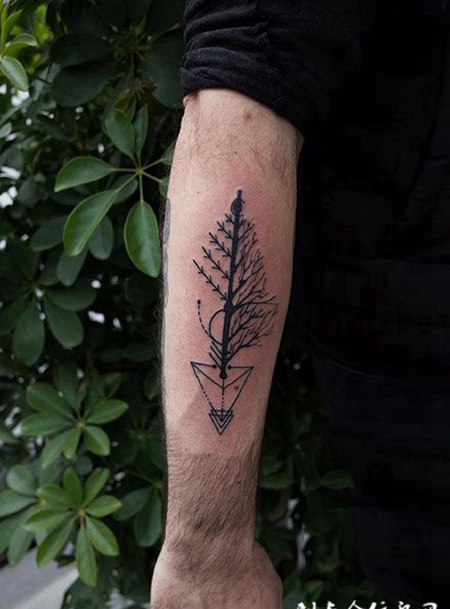 手臂几何树纹身图案