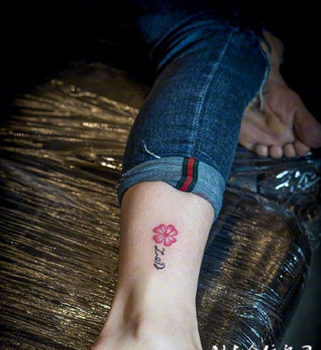 腿部简单小花瓣纹身图案