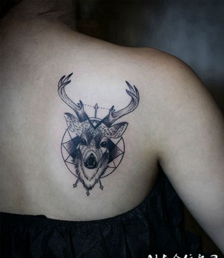 后背个性鹿首纹身图案