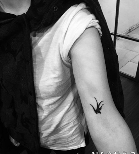 女子手臂个性小燕子纹身图案