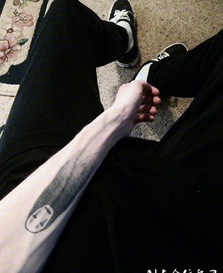 男子手臂无脸男纹身图案