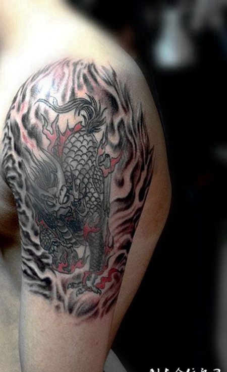 气势汹汹，手臂火麒麟纹身图案
