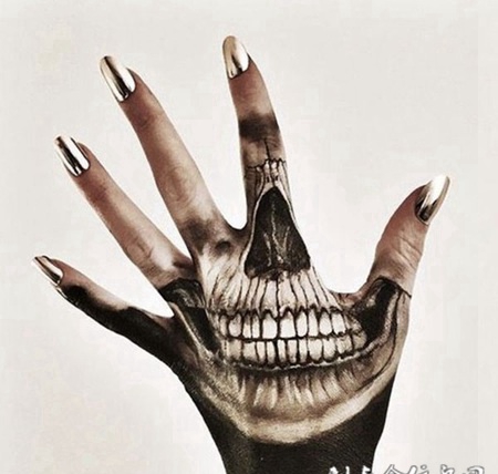 个性彰显，手背充满个性的骷髅纹身
