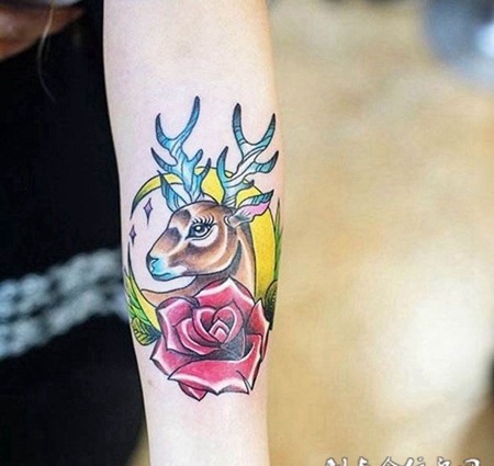 手臂玫瑰花与鹿纹身图案
