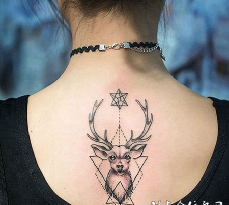 后背几何图形与鹿纹身图案