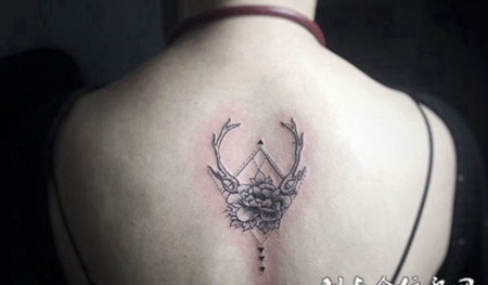 后背花卉鹿首纹身图案