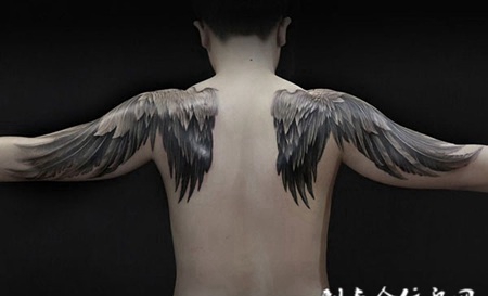 展翅翱翔，披肩个性翅膀纹身