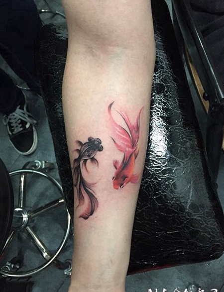 形影相随，手臂金鱼纹身图案