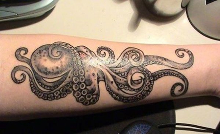 手臂黑色章鱼纹身图案