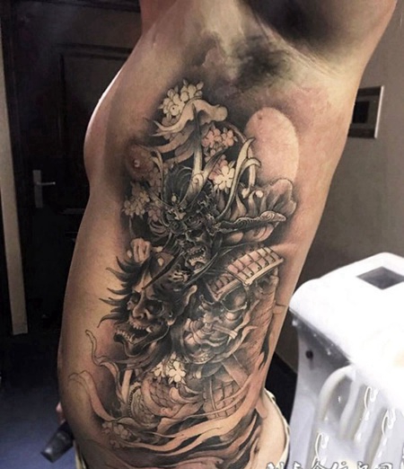 亡灵战神，侧腰鬼武士与般若纹身图案