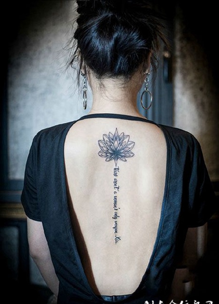 女子后背莲花纹身图案