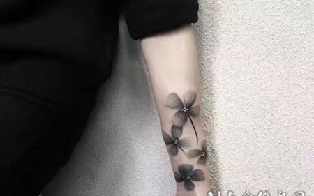 飘在风中的四叶草，手臂小清新纹身图案