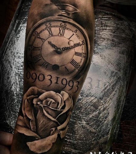 美好时光，手臂怀表与玫瑰花纹身图案