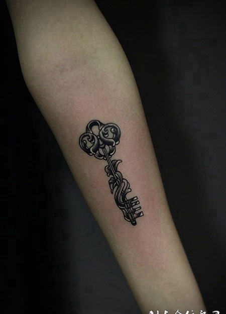 开启爱情，手臂钥匙纹身图案