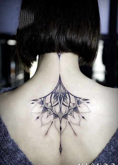 美丽绽放，后背好看的点刺图腾纹身